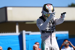 Победитель гонки - Льюис Хэмилтон, Mercedes AMG F1 празднует в закрытом парке