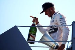 Le vainqueur Lewis Hamilton, Mercedes AMG F1 fête sa victoire dans le Parc Fermé