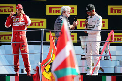 Подиум: Себастьян Феттель, Ferrari, - второе место, Льюис Хэмилтон, Mercedes AMG F1, победитель гонк