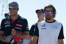 Карлос Сайнс мл., Scuderia Toro Rosso и Фернандо Алонсо, McLaren на параде пилотов