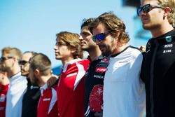 Drivers observe a minute's silence for Justin Wilson