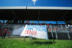 Ein Poster für Bernie Ecclestone