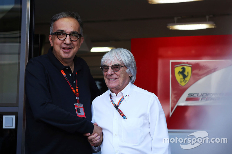 Sergio Marchionne, Ferrari President, dan CEO Fiat Chrysler Automobiles bersama Bernie Ecclestone