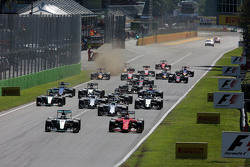 Льюис Хэмилтон, Mercedes AMG F1 W06 и Себастьян Феттель, Ferrari SF15-T во время старта гонки