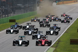 Льюис Хэмилтон, Mercedes AMG F1 W06 и Себастьян Феттель, Ferrari SF15-T во время старта гонки