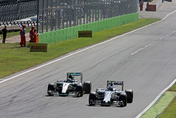Валттери Боттас, Williams FW37 и Нико Росберг, Mercedes AMG F1 W06 - борьба за позицию