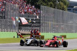 Sergio Perez, Sahara Force India F1 VJM08 and Kimi Raikkonen, Ferrari SF15-T battle for position