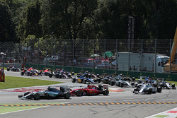 Льюис Хэмилтон, Mercedes AMG F1 W06 лидирует после старта