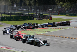 Льюис Хэмилтон, Mercedes AMG F1 W06 лидирует после старта