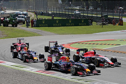 Daniel Ricciardo, Red Bull Racing RB11 and Will Stevens, Manor Marussia F1 Team at the start of the race