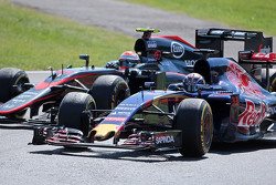 Max Verstappen, Scuderia Toro Rosso STR10 e Jenson Button, McLaren MP4-30