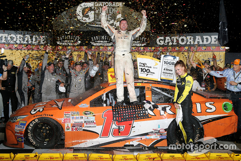 Race winner Carl Edwards, Joe Gibbs Racing Toyota