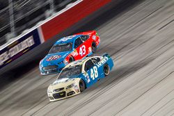 Aric Almirola, Richard Petty Motorsports Ford et Jimmie Johnson, Hendrick Motorsports Chevrolet