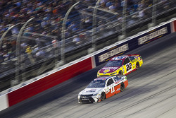 Denny Hamlin, Joe Gibbs Racing Toyota e Joey Logano, Team Penske Ford
