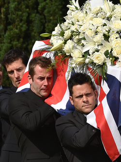 Mark Webber ajuda a carregar o caixão de Justin Wilson durante funeral