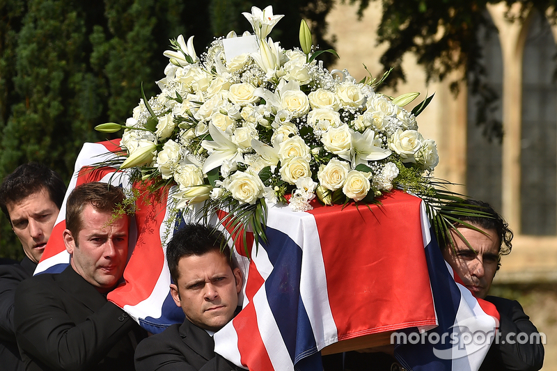 Mark Webber y Dario Franchitti ayudan a llevar el ataúd de Justin Wilson durante el funeral