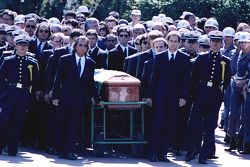 Emerson Fittipaldi, Jackie Stewart, Johnny Herbert, Derek Warwick, Gerhard Berger, Rubens Barrichello, Thierry Boutsen, Alain Prost e Damon Hill ajudam a carregar o caixão de Ayrton Senna durante seu funeral