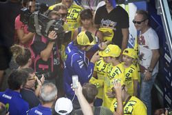 Valentino Rossi, de Yamaha Factory Racing, firmando autógrafos para los aficionados