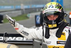 Ganador de la pole Timo Glock, BMW Team MTEK BMW M3 DTM celebra