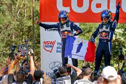 Winnaars en wereldkampioenen WRC 2015 Sébastien Ogier en Julien Ingrassia, Volkswagen Polo WRC, Volk