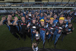 Le Prodrive Racing Australia Ford célèbre son succès avec Mark Winterbottom, Steve Owen, Chaz Mostert et Cameron Waters