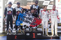 Podium: ganadores y campeones de WRC 2015, Sébastien Ogier y Julien Ingrassia, segundo lugar, Jari-M