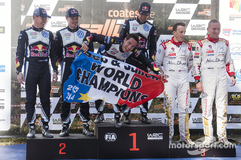 Podium: ganadores y campeones de WRC 2015, Sébastien Ogier y Julien Ingrassia, segundo lugar, Jari-M