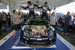 Les vainqueurs et champions du monde 2015 Sébastien Ogier et Julien Ingrassia, Volkswagen Polo WRC, Volkswagen Motorsport
