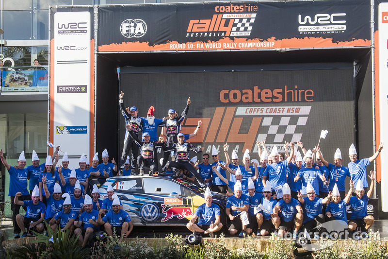 Ganadores y campeones de WRC 2015 Sébastien Ogier y Julien Ingrassia, segundo lugar, Jari-Matti Latv