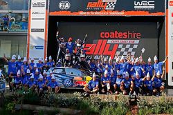 Победитель и чемпион 2015 года в чемпионате WRC Себастьен Ожье и Жюльен Инграссиа, второе место - Яр