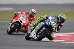 Valentino Rossi, Yamaha Factory Racing, et Michele Pirro, Ducati Team