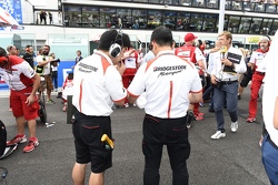 Tecnico Bridgestone sulla griglia di partenza