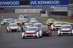 Partenza: Jose Maria Lopez, Citroën C-Elysée WTCC, Citroën Total WTCC leads