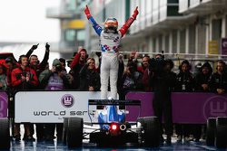 Race winner Ben Barnicoat, Fortec Motorsports