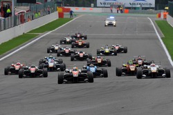 Старт. Впереди Витор Батиста, RP Motorsport, и Константин Терещенко, Campos Racing