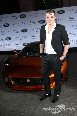 Sänger John Newman bei der Präsentation der Fahrzeuge für den neuen James-Bond-Film Spectre