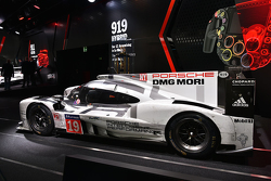 Le Mans kazanan #19 Porsche Takımı - Porsche 919 Hibrit: Nico Hulkenberg, Nick Tandy, Earl Bamber