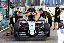 El Sahara Force India F1 VJM08 de Sergio Pérez, Sahara Force India F1 es empujado por los mecánicos