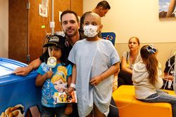 Jimmie Johnson, Hendrick Motorsports Chevrolet visita la sala de pediatría en la Universidad de Kans