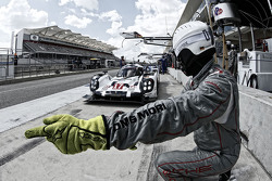 #17 Porsche Team Porsche 919 Hybrid: Timo Bernhard, Mark Webber, Brendon Hartley