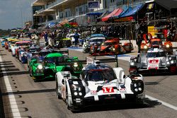 #17 Porsche Team Porsche 919 Hybrid: Timo Bernhard, Mark Webber, Brendon Hartley