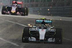 Nico Rosberg, Mercedes AMG F1 W06 sacando chispas