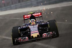 Carlos Sainz Jr, Scuderia Toro Rosso STR10 manda scintille