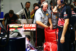 Des ingénieurs Pirelli retirent le pneu arrière crevé de Carlos Sainz Jr., Scuderia Toro Rosso STR10