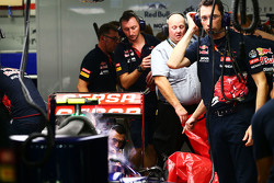 Des ingénieurs Pirelli retirent le pneu arrière crevé de Carlos Sainz Jr., Scuderia Toro Rosso STR10