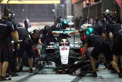 Lewis Hamilton, Mercedes AMG F1 W06 practices a pit stop