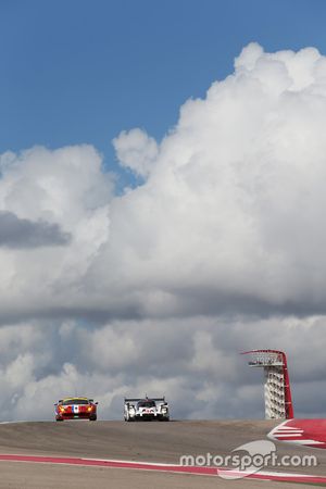 #17 Porsche Team Porsche 919 Hybrid: Timo Bernhard, Mark Webber, Brendon Hartley