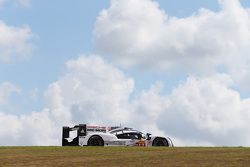 #17 Porsche Team Porsche 919 Hybrid: Timo Bernhard, Mark Webber, Brendon Hartley