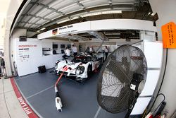 #17 Porsche Team Porsche 919 Hybrid: Timo Bernhard, Mark Webber, Brendon Hartley