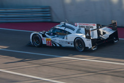 #17 Porsche Team Porsche 919 Hybrid: Timo Bernhard, Mark Webber, Brendon Hartley